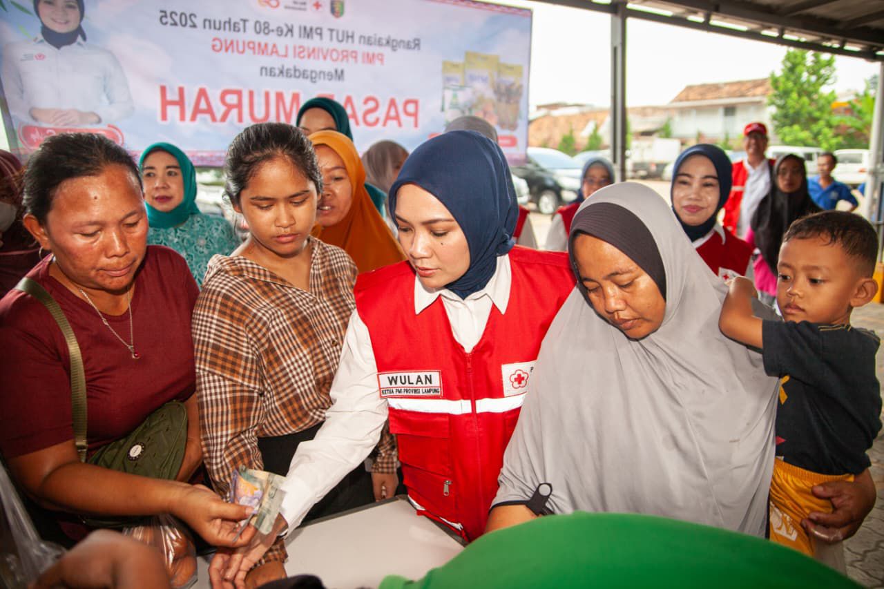 Harga Terjangkau, Warga Antusias Sambut Pasar Murah PMI Lampung di Pesawahan